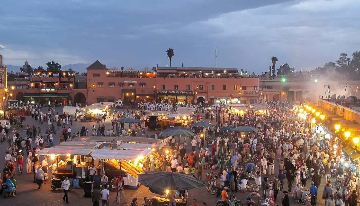 La place Jemaa el-Fna à Marrakech, au crépuscule